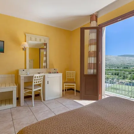 Ξενοδοχείο Zina Family 4*